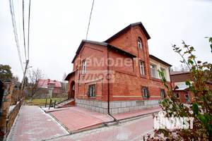 Коттедж 440м&sup2;, 3-этажный, на длительный срок, 