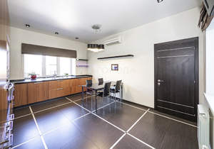 Дом 300м&sup2;, 2-этажный, на длительный срок, 