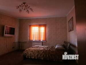 Дом 1000м&sup2;, 3-этажный, посуточно, 