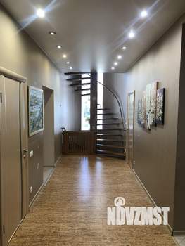 Коттедж 300м&sup2;, 3-этажный, на длительный срок, 