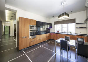 Дом 300м&sup2;, 2-этажный, на длительный срок, 