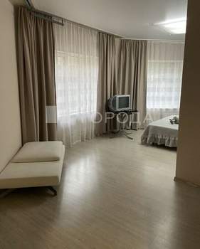 Дом 700м&sup2;, 3-этажный, на длительный срок, 