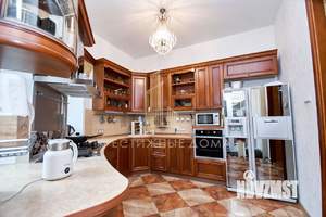 Коттедж 550м&sup2;, 3-этажный, участок 13 сот.  