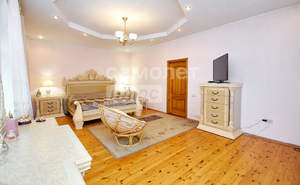 Дом 300м&sup2;, 4-этажный, участок 15 сот.  