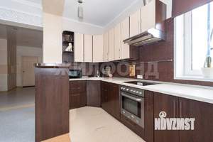 Коттедж 340м², 3-этажный, участок 10 сот.  