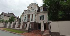 Дом 660м&sup2;, 3-этажный, участок 8 сот.  