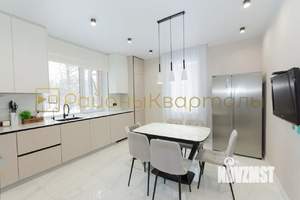 Дом 299м&sup2;, 3-этажный, участок 7 сот.  