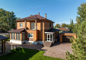 Дом 301м&sup2;, 2-этажный, участок 10 сот.  