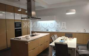 Дом 450м&sup2;, 2-этажный, участок 10 сот.  