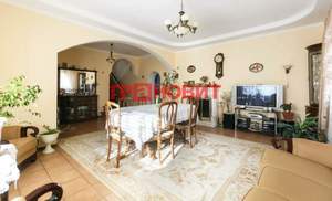 Дом 640м&sup2;, 2-этажный, участок 9 сот.  