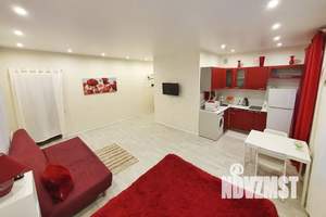 Студия квартира, посуточно, 32м2, 1/3 этаж