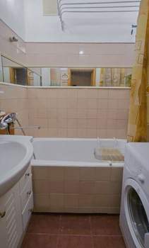 2-к квартира, вторичка, 63м2, 1/9 этаж