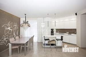 3-к квартира, вторичка, 215м2, 1/3 этаж